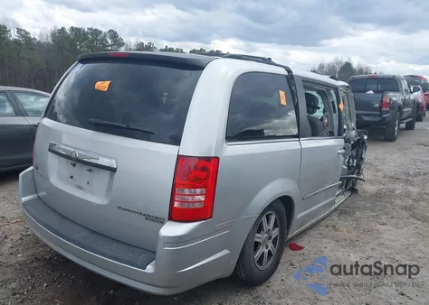 2010 Chrysler Town & Country Touring из США, поврежденный, VIN 2A4RR5D10AR501078